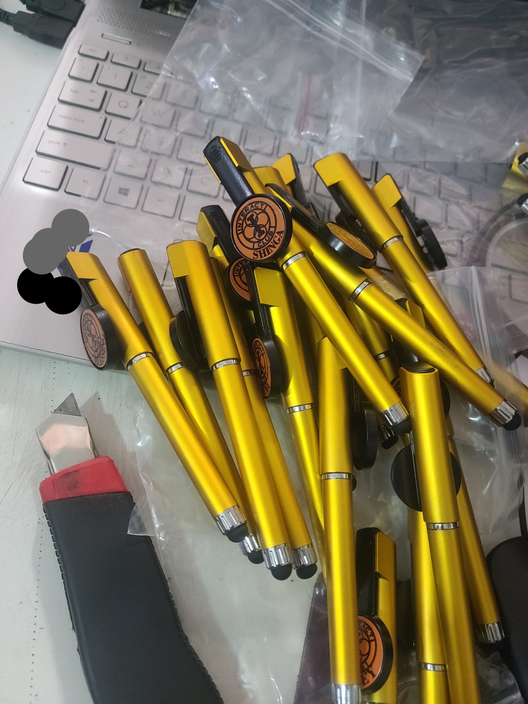 Gold stylus pens with a metalic barrel